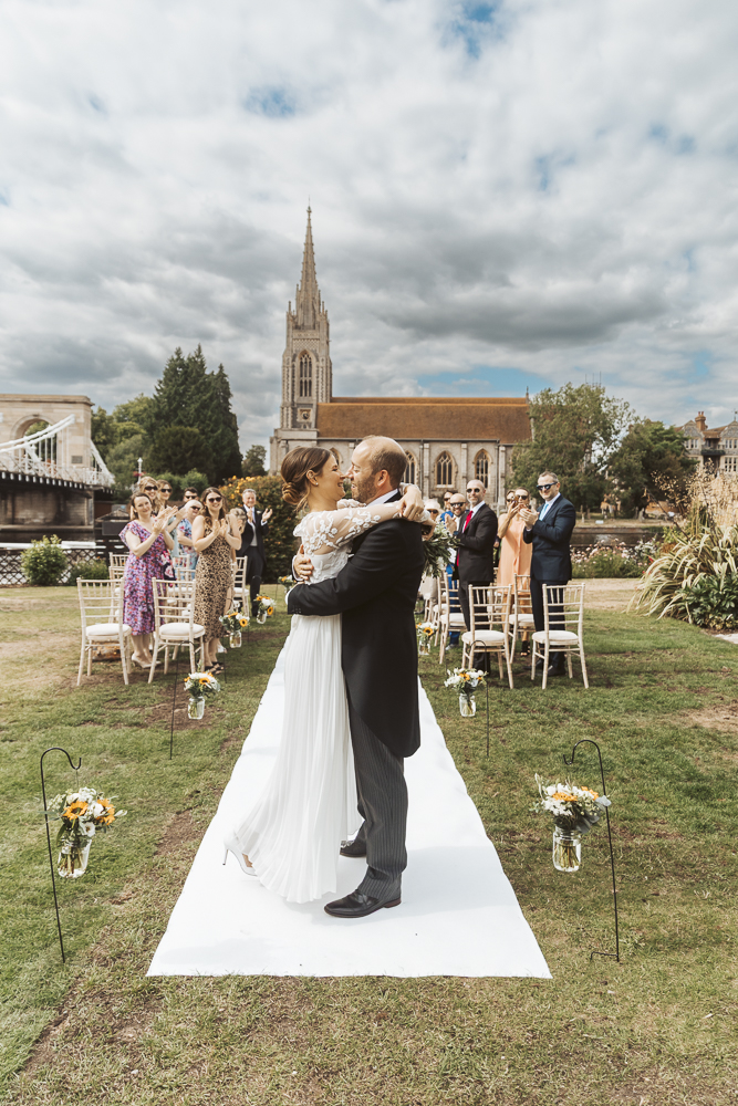 A+J-outdoor-ceremony-Th Compleat-Angler (Marlow)